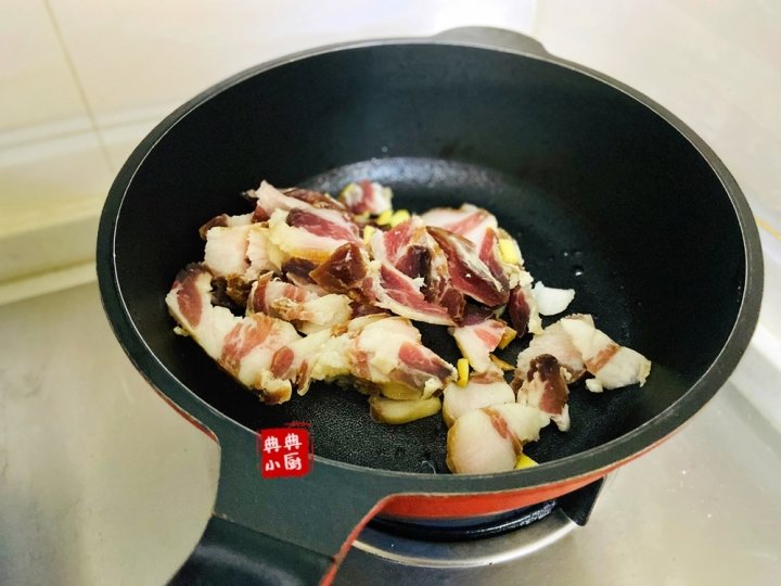 冬天最具烟火气的一道菜【大蒜炒咸肉】4