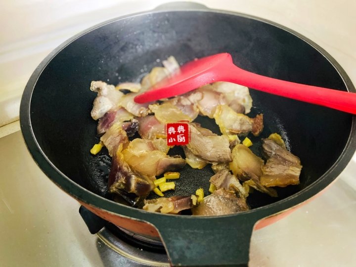 冬天最具烟火气的一道菜【大蒜炒咸肉】5