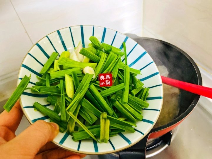 冬天最具烟火气的一道菜【大蒜炒咸肉】6