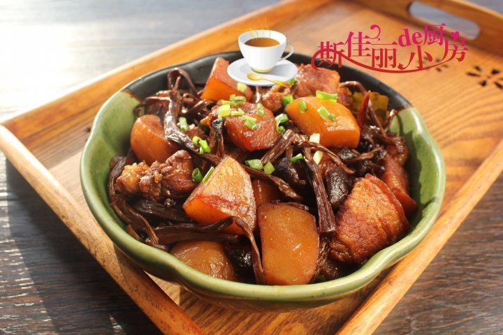 冬天炖上一锅【土豆干豆角红烧肉】，热乎乎的特解馋1