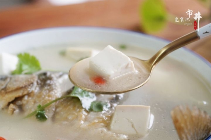 冬天，多给孩子喝【鲫鱼豆腐汤】，氨基酸含量高2