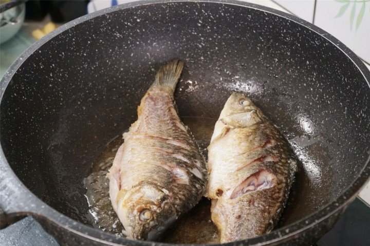 冬天，多给孩子喝【鲫鱼豆腐汤】，氨基酸含量高7