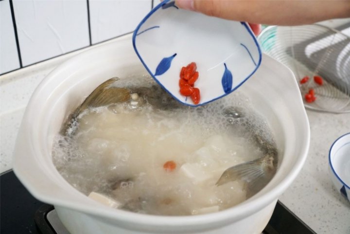 冬天，多给孩子喝【鲫鱼豆腐汤】，氨基酸含量高9