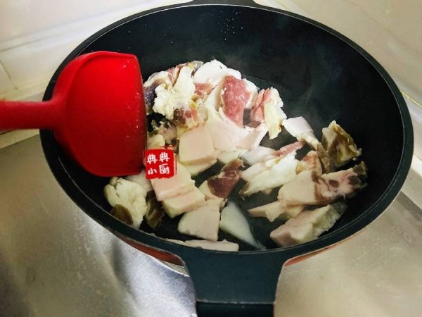 大蒜炒咸肉怎么做-大蒜炒咸肉的做法3