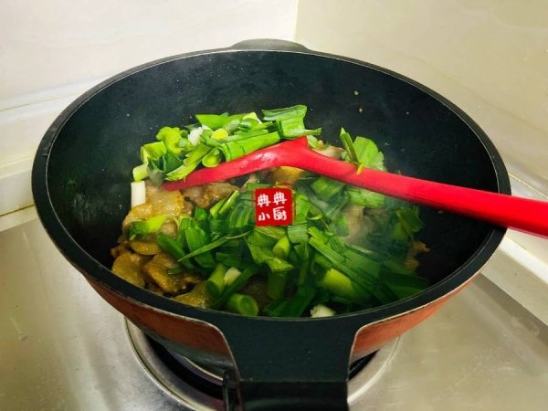 大蒜炒咸肉怎么做-大蒜炒咸肉的做法5